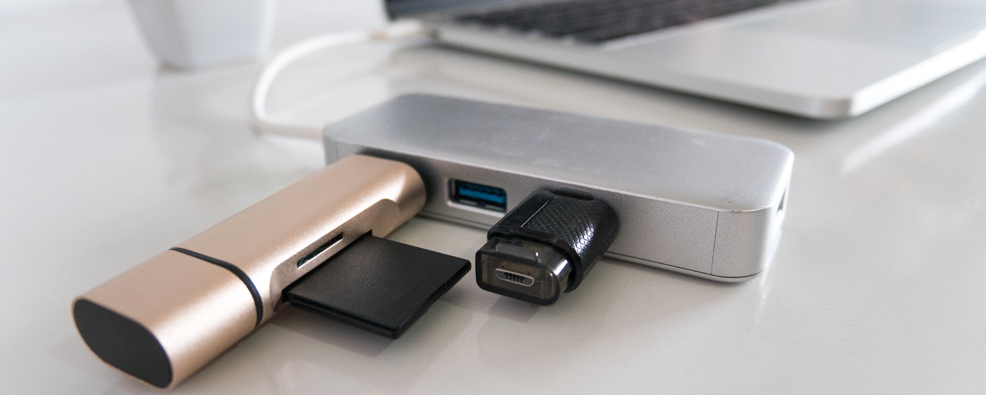 Устанавливаем USB-флешку первым загрузочным устройством Устанавливаем USB-флешку первым загрузочным устройством